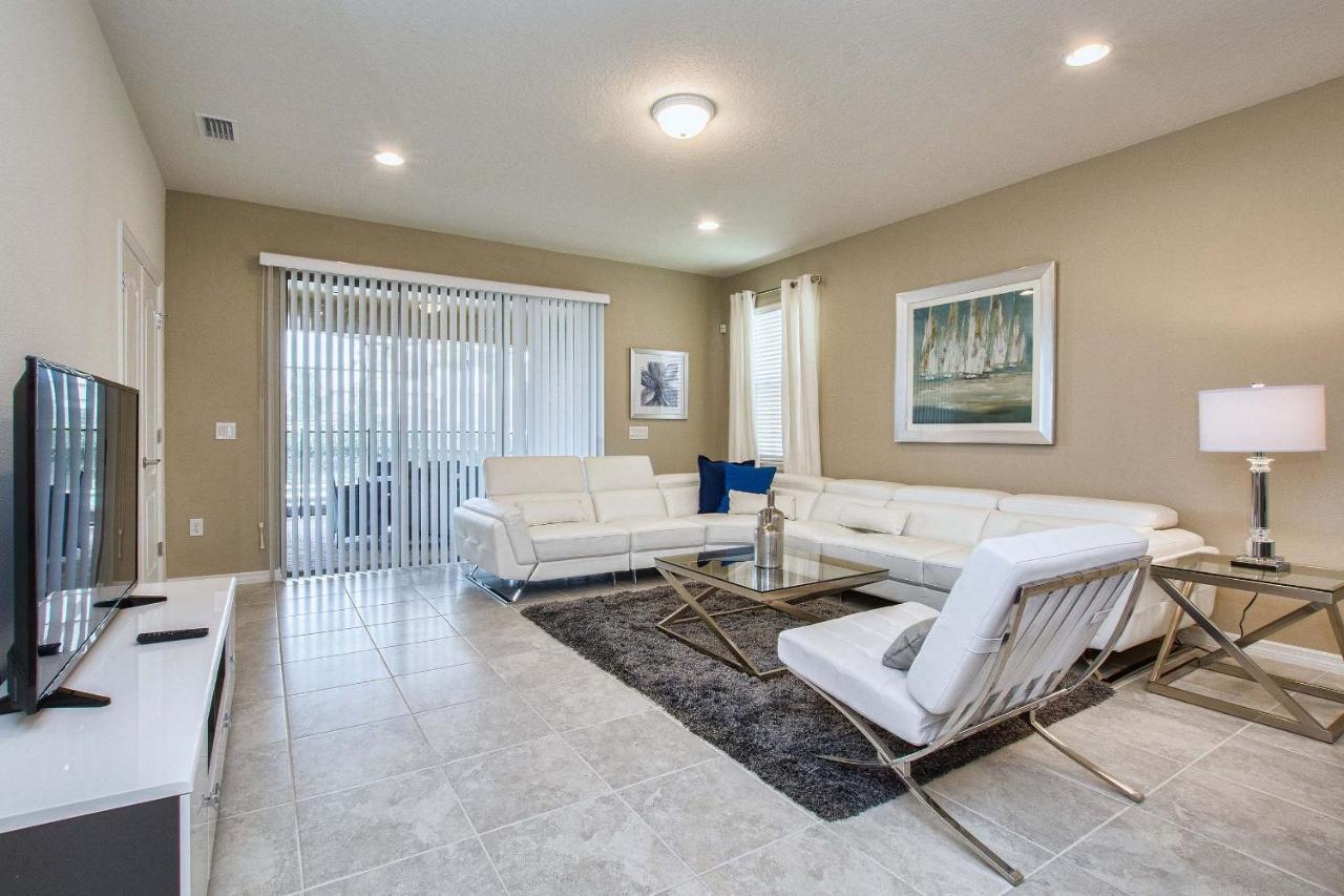 1800 Luxury Windsor Near Oversize Pool *