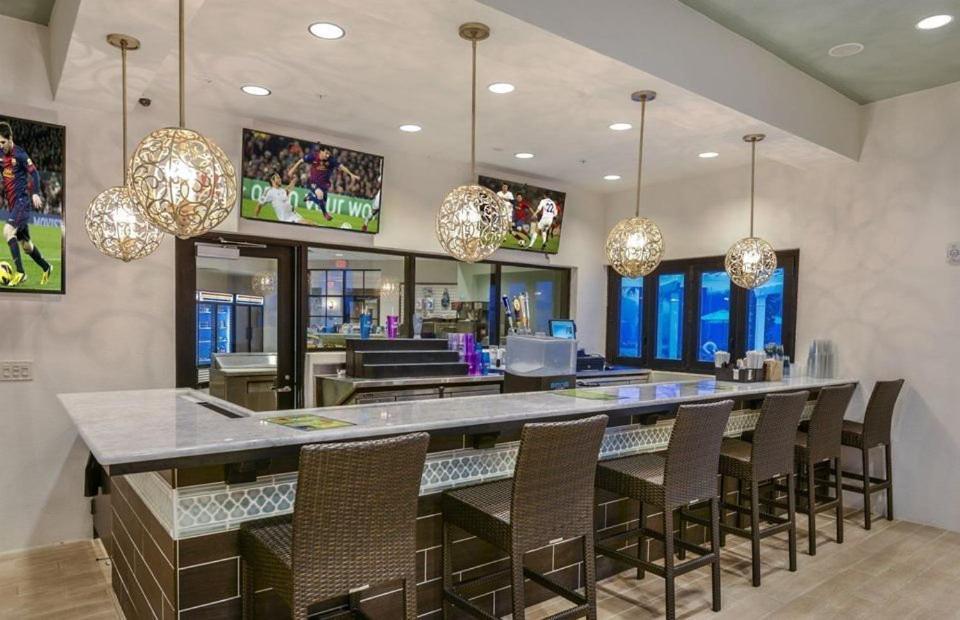1800 Luxury Windsor Near Oversize Pool *