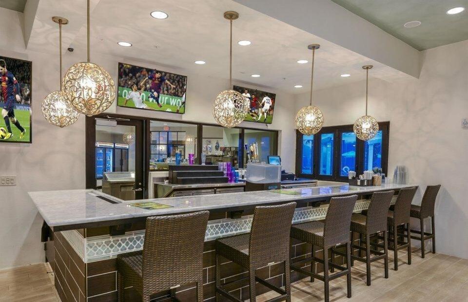 1800 Luxury Windsor Near Oversize Pool