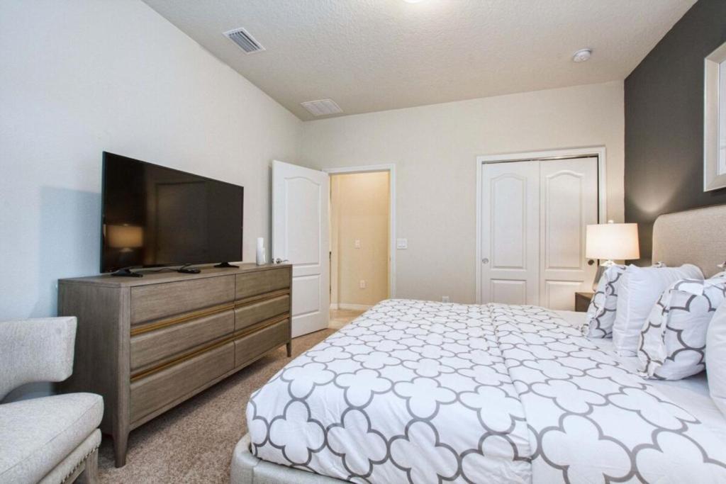 1800 Luxury Windsor Near Oversize Pool *
