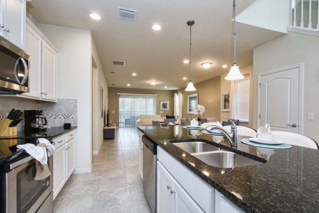 1800 Luxury Windsor Near Oversize Pool